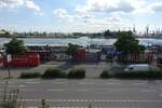 Hamburg am 9.8.2022: Blick vom U-Bahnhof auf die Landungsbrücken /