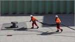 Festmacher bei der Arbeit. Dieser Knochenjob ist erforderlich, damit Schiffe am Kai oder wie hier in der Kaiserschleuse in Bremerhaven - sicher festmachen können. Auch für das Loswerfen der Trossen beim Ablegen eines Schiffes sind sie zuständig. 23.03.2016