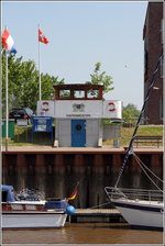 Im Stadthafen Stade dient eine ehemalige Schiffsbrücke dem Hafenmeister als Domizil. 12.05.2016