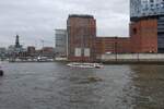Hamburg am 16.9.2024, Blick auf den Anfang der Hafencity mit einem davor fahrenden Alsterschiff /