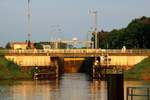 Blick bei geöffnetem Unterem Schleusentor in die Kammer (Nutzlänge 140,00m) der Schleuse Gleesen im Dortmund-Ems-Kanal am 11.05.2018.