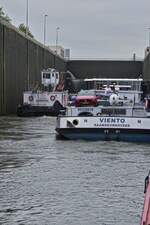 Schubverband Mover 2 und GMS Viento liegen zusammen mit unserm Ausflugboot, in der groen Schleusenkammer von Lanaye, zum Schleusen in den Albertkanal.