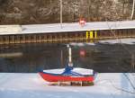Das ist hier zwar nicht die groe Seefahrt, aber immer noch ein schnes Wintermotiv vom 14.Februar, also unserem Tiefwinter hier. Das ist zwar schon wieder vier Wochen her, aber inzwischen hatten wir ja schon wieder mal schlappe  20 cm  Pulverschnee bei -5C. Das kleine rote Beiboot am Ein - und Ausfahrtkanal der Niegripper Schleuse ( Elbe-Havel-Kanal ) im Jerichower Land wird wohl noch eine Weile so prsent sein ... Spricht hier jemand von Erderwrmung ?? Ich halte das nicht mehr aus !!