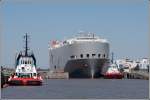 Der car carrier SAPPHIRE HIGHWAY passiert am 11.06.2006 die Nordschleuse in Bremerhaven.