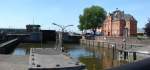 Hamburg a 8.6.07 - Diese Schleuse im hamburger Hafen ermglicht die Einfahrt von der Elbe in die Bille. Nennt sich 'Brandshofer Schleuse'. Besonders hbsch finde ich das alte Backsteinhaus.