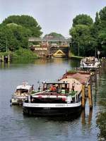 Rhein-Herne-Kanal. Vor der Schleuse Herne-West warten zwei Motorschiffe und eine Motoryacht auf die Weiterfahrt (20. Juli 1989). Die Schleuse gibt es nicht mehr. Mit der Verbreiterung des Kanals und dem Neubau der Schleuse Herne-Ost wurde sie 1991 aufgegeben. Dazu musste das Kanalbett bis zur Schleuse Herne-Ost um 4,5 m tiefer gelegt werden.