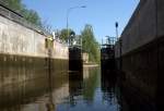 Das Tor der Schleuse Bllberg ffnet sich, am Saalekilometer 95,9 ,die
beiden Kajakfahrer knnen ihre Fahrt  am 02.05.2012 gegen 12:10 Uhr talwrts fortsetzen.