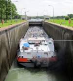 TMS Synthese 14 , 02328808 , stoppt mit imposanter Rauchfahne in der Schleuse Friedrichsfeld. 18.05.2012 