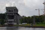 Neben dem Schiffshebewerk Niederfinow, erbaut von 1927-1934, sind Kräne fürs neue Schiffshebewerk bei der Arbeit. - 12.07.2012
