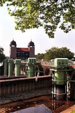 Alte Schleuse Henrichenburg (20. Juli 2002). Blick auf die entleerten Sparbecken.