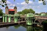 Alte Schleuse Henrichenburg (9. Juni 2003). Auf jeder Seite der Schleusenkammer befanden sich fnf Sparbecken, von denen nur noch die auf der Sdseite erhalten sind, whrend die auf der Nordseite durch den Besucherparkplatz berbaut wurden. Durch die Sparbecken ergab sich eine Wasserersparnis von ca. 70 % einer Kammerfllung pro Schleusung.