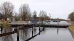 Die östlichste der insgesamt sechs Schleusen des Ems-Jade-Kanals ist die Schleuse Mariensiel in Sande, westlich von Wilhelmshaven. Hier ist das westliche Schleusenhaupt zu sehen. (22.03.2015) 

Der 72,3 km lange Ems-Jade-Kanal wurde von 1880 bis 1888 gebaut und verbindet die Ems bei Emden mit der Jade bei Wilhelmshaven. Er ist zugelassen für Fahrzeuge bis 33 m Länge, 6,2 m Breite und 1,7 m Tiefgang. Betrieben und unterhalten wird er vom Niedersächsischen Landesbetrieb für Wasserwirtschaft, Küsten- und Naturschutz (NLWKN) – Betriebsstelle Aurich.