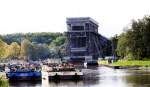 Oder - Havel - Kanal, Schubverbnde aus Polen warten am Unterhafen des Schiffshebewerkes Niederfinow auf das Heben in den oberen Kanalabschnitt Richtung Berlin (2007); am rechten Ufer befindet sich die Treidelanlage