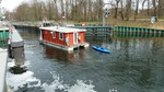 Einfahrt eines Hausbootes in die Schleuse Berlin-Spandau. Die Schleuse verfügt über eine Kammer mit einer Nutzlänge von 115m. Am Bildrand rechts ein Hinweisschild für Sportboot welches auf die 155m lange Bootsschleppe verweist. Hier können kleinere Boote getragen werden oder mit Hilfe von zwei Rollwagen die Schleuse passieren. Foto: 03.04.2016