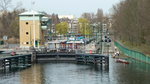 Die Schleuse Berlin-Spandau in der Havel-Wasserstraße. Blick von der Juliusturmbrücke auf das Betriebsgebäude und die gerade geschlossene Schleusenkammer. Diese ist 115m lang. Rechts von der Schleusenkammer die 155m lange Bootsschleppe. Hier können leichte Sportboote die Schleuse passieren ohne geschleust zu werden. Die Boote werden dann getragen oder mit Hilfe von zwei Rollwagen bewegt. Foto: 03.04.2016