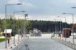 Blick von der Schleusenbrücke in die neue Schleusenkammer Zerben / Elbe-Havelkanal am 26.04.2018. Das KFGS excellence coral kam aus Richtung Magdeburg und fuhr zur Talschleusung in die Kammer ein.