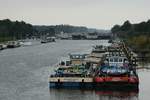 Blick von Osten nach Westen auf die Schleuse Wusterwitz / Elbe-Havelkanal am 01.10.2018. Die Schleuse war 4 Wochen wegen notwendiger Instandsetzungsarbeiten gesperrt. Eine kleine Gruppenbildung verschiedenster Wasserfahrzeuge hatte sich gebildet. Gegen Mittag wurde die Nordkammer wieder geöffnet. 