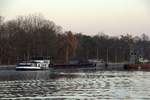 Einfahrt in die Nordkammer der Schleuse Wusterwitz (Elbe-Havel-Kanal) zur Talschleusung , obwohl diese Fahrtrichtung eine Bergfahrt ist.