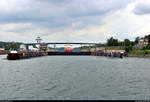 Blick während einer Hafenrundfahrt auf die Schleuse Kiel-Holtenau am Nord-Ostsee-Kanal mit Containerschiff im Hintergrund.