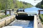 Mit der Wasserkraft des einströmenden Wassers wurden am 27.04.2020 die beiden Schubleichter ED22 & ED24 aus der Schleuse Schönwalde / Havelkanal zu Tal gedrückt.
