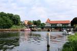 Blick vom Unterwasser auf die SCHLEUSE KLEINMACHNOW am 20.07.2020. Schubboot BIZON-0-82 (08356026) fuhr zur Bergschleusung ein. Ein Sportboot hatte auch grünes Licht bekommen.