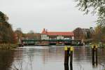 Blick auf die  SCHLEUSE KLEINMACHNOW  im  TELTOWKANAL  am 17.11.2020 zu Berg.