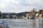 Blick auf den  TELTOWKANAL  und die  SCHLEUSE KLEINMACHNOW  zu Tal am 10.02.2021. Das Schubboot  ORION II (05609480) schob den Leichter 4127A (05802720) in die Nordkammer.