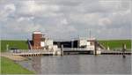 Die 1977 gebaute Vareler Schleuse trägt seit 1984 den Namen Wilhelm-Kammann-Schleuse. Die Sielschleuse grenzt den Jadebusen vom Vareler Hafen ab und kann nur bei Wassergleichstand für den Schiffsverkehr geöffnet werden. Dafür muss auch die Brücke an der Binnenseite des Deiches hochgeklappt werden. 28.08.2015