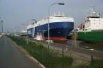Diese Aufnahme zeigt die Nordschleuse in Bremerhaven. Im Jahre 1931 wurde die Nordschleuse nach vier jhriger Bauzeit erffnet. Die Schleusenkammer hat eine Lnge von 375 Metern, eine Breite von 60 Metern und kann von Schiffen mit einem Tiefgang von mehr als 10 Metern befahren werden. Auch noch heute zhlt die Nordschleuse zu den grten Schleusen der Welt. Das hintere blaue Schiff, die Opal Leader, ist brigens 176 m lang und 32 m breit. Sie verdeutlicht sehr gut die Ausmae der Schleusenkammer. Aufgenommen am 10.10.2008