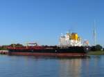 Tanker APATURA Baujahr 2004; IMO 5258624, 16.901 BRT, Lnge 168m, Breite 26m; Flagge: Gibraltar, Crew: Kroatien  bei Einfahrt in Neue Schleuse Brunsbttel; 06.10.2008  