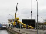 Auf der Mittelmole der Schleuse (Ecluse) Ottmarsheim (Rhein-Seiten-Kanal) ist am 03.12.2007 ein Kran umgestrzt und wird hier, einen Tag spter, geborgen.