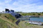 Vogelgrün im Elsaß, die Ausfahrt flußabwärts an der Rheinschleuse, beide Schleusentore sind geöffnet, Juli 2020