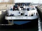 Das deutsche Tankschiff  Drobeta  (ex  Daphne , ex  Jean ) in der kleinen Kammer der Schleuse Vogelgrn im Rhein-Seiten-Kanal, schon fast vollstndig zu Berg geschleust. 13.02.2009