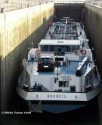 Das deutsche Tankschiff  Drobeta  (ex  Daphne , ex  Jean ) in der kleinen Kammer der Schleuse Vogelgrn im Rhein-Seiten-Kanal.