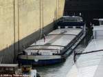 Das niederlndische Frachtschiff  Atlas  aus Harlingen in der Schleuse Vogelgrn auf Talfahrt.