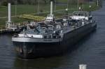 Die Paladin bei der Einfahrt in der Schleuse von Osen/Niederlande am 6.4.2012.