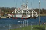 Die Schwebefhre bei Rendsburg wurde zwischen 1911 und 1913 erbaut und befindet sich an der Rendsburger Eisenbahnhochbrcke. Sie berquert den Nord-Ostsee-Kanal. Beobachtet am 11.04.2011.