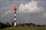 Das Oberfeuer Altenbruch ist wegen der Neubauten im Hafengebiet von Cuxhaven aufflliger gestaltet worden. Frher hatte der Turm nur einen schwarz-weien Anstrich (siehe Bild ID 3843). Dann wurde zunchst die Spitze in Signalfarbe gestrichen (siehe Bild ID 5145). Krzlich wurde auch noch ein kopfstehendes Dreieck dahinter aufgestellt. 02.09.2009