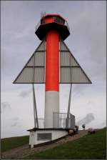 Das Unterfeuer Baumrnne (siehe auch Bild ID 3842) ist im Zuge der besseren Sichtbarkeit der Leuchttrme im Raum Altenbruch signalfarben angestrichen worden und ist ist zustzlich mit einem Dreieck markiert worden. Das Unterfeuer Baumrnne bildet mit dem Oberfeuer Altenbruch die Elbe aufwrts fhrende Richtfeuerstrecke Baumrnne. 02.09.2009