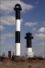 Trotz moderner Navigationsmittel wie GPS gibt es noch Leuchtturm-Neubauten. Dieses Ober- und Unterfeuer sind vermutlich fr die in Bau befindliche neue Richtfeuerstrecke Gelbsand nrlich der Elbe bestimmt. Gesehen am 02.04.2010 in Cuxhaven.