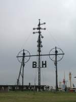 In Cuxhaven zeigt dieser interessante Semaphor durch die zahlreichen Signalflügel die Windstärke an.