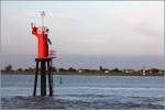 Das Leitfeuer Rhinplate Nord ist etwa 14 m hoch und steht am Nordende der Elbinsel Rhinplate. Am Ufer der Elbe ist das Unterfeuer der Richtfeuerstrecke Glückstadt zu sehen. Aufgenommen in der Abenddämmerung des 18.09.2015 von der Elbfähre Glückstadt-Wischhafen.
