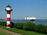 Autotransporter Höegh Amsterdam , IMO 9660798 , 199,96 x 32,26m , am 15.05.2018 Höhe Grünendeich / Lühe auf Elbe-Bergfahrt Kurs Hafen HH.