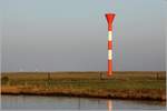Das 52 m hohe Oberfeuer Otterndorf (Int. Nr. B1396.1) ist seit 1986 in Betrieb. Rechts daneben ist im Hintergrund das 44 m hohe Oberfeuer Belum zu sehen. Links im Bild ist das von beiden Oberfeuern genutzte 25 m hohe Unterfeuer zu erkennen, das in der Elbe steht. 11.10.2018