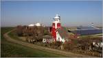 Der alte, 18m hohe Leuchtturm von Hollerwettern war von 1911 bis 1982 als Leit- und Quermarkenfeuer in Betrieb. Heute ist er in Privatbesitz. Am linken und rechten Bildrand sind die schwarz-weiß gestreiften Türme des Unter- und des Oberfeuers Osterende zu sehen. Rechts neben dem Atomkraftwerk Brokdorf ist das rot-weiß gestreifte Oberfeuer Brokdorf zu erkennen. 18.02.2019