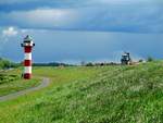 Blick auf den Elbe-Deich und das Leuchtfeuer Somfletherwisch am 04.05.2019 bei herrlichem Kontrastreichem Wetter. Rechts ist auch ein Stück vom Mielstack-Unterfeuer zu sehen. 