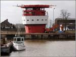 Das Ende eines Leuchtturms: der Turmkopf des ehemaligen Leuchtturms Groer Vogelsand aus der Elbmndung steht auf dem Gelnde eines Abbruchunternehmens in Bremerhaven. 08.03.2009
