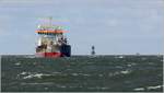 Die 2010 gebaute SHOALWAY (IMO 9556337) auf der Außenweser. Dieser Laderaumsaugbagger ist 90 m lang und 19 m breit, hat eine GT/BRZ von 4.088 und eine DWT von 5.490 t. Heimathafen ist Limassol (Zypern). Im Hintergrund ragt der Leuchtturm Mellumplate über den Horizont. Er markiert bereits das nahe Fahrwasser der Jade. 10.09.2019