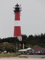 Der rot-weiß gestreifte Leuchtturm In Hörnum gesehen bei einer Hafenrundfahrt am 15. August 2015.