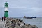 Auf dem Weg zum Überseehafen Rostock passiert das Frachtschiff  Hugin R  am 16.06.14 das Leuchtfeuer auf der Westmole in Warnemünde.